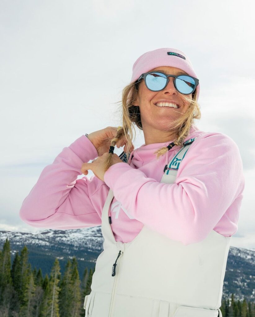 Skiënde vrouw met Oakley zonnebril
